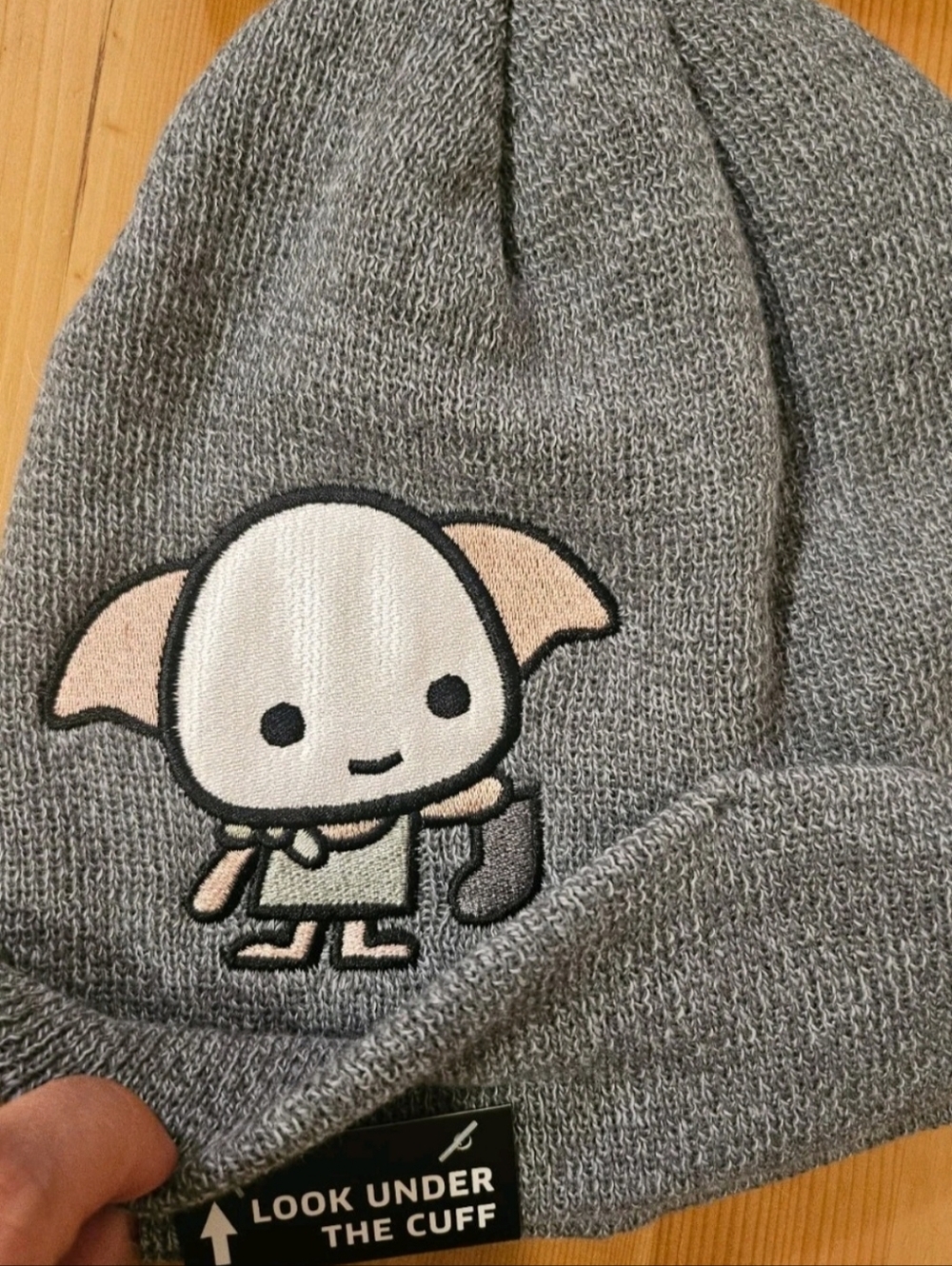 Boxlunch Harry Potter Dobby Hogwarts Peekaboo Beanie - Picture 2 of 3